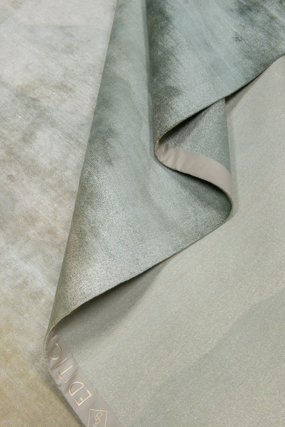 Tapis de luxe design et haut de gamme sur mesure • LOGA