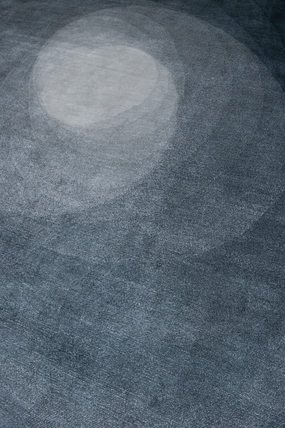 Luxusdesign und hochwertige Teppiche nach Maß • rainbow spiral abysse